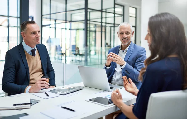 Definiera stegen till framgång. Beskärda skott av företagare som har ett möte i ett modernt kontor. — Stockfoto