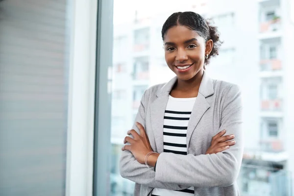 Mantenham-se firmes perante os negócios. Retrato de uma jovem empresária confiante trabalhando em um escritório moderno. — Fotografia de Stock