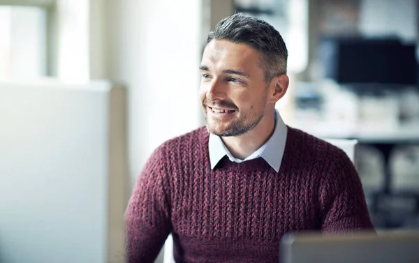 Het zoeken naar informatie was een lastige taak, niet meer. Gehakt schot van een zakenman die werkt op zijn computer in een kantoor. — Stockfoto