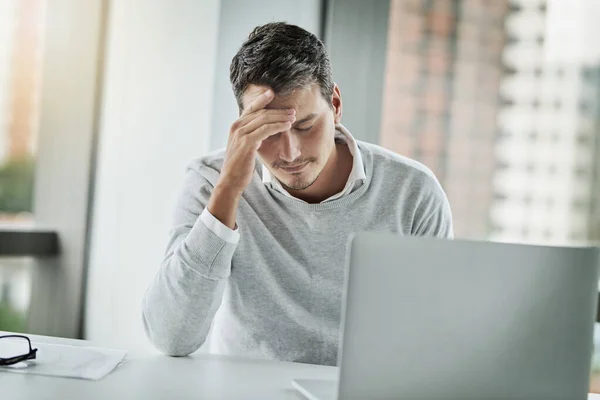 Como é que consegui estragar isto... Tiro de um jovem empresário olhando estressado enquanto trabalhava em um escritório. — Fotografia de Stock