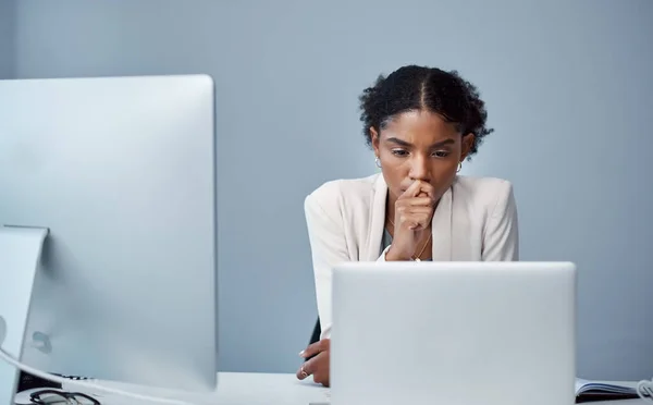 Há algumas coisas que o botão de desfazer não pode corrigir. Tiro de uma jovem empresária usando um laptop e olhando ansioso para sua mesa em um escritório moderno. — Fotografia de Stock