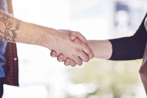 Lo facciamo insieme, questo e 'l'accordo. Primo piano di uomini d'affari che si stringono la mano in un ufficio. — Foto Stock