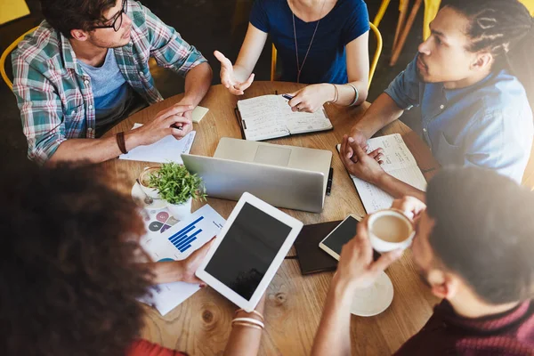 Es geht darum, die beste Note zu bekommen. Aufnahme einer Gruppe von Studenten, die in einem Café studieren. — Stockfoto