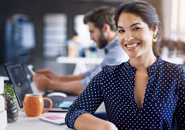 ¿Qué puedo hacer por ti hoy? Fotografía recortada de un empresario creativo que trabaja en la oficina. — Foto de Stock