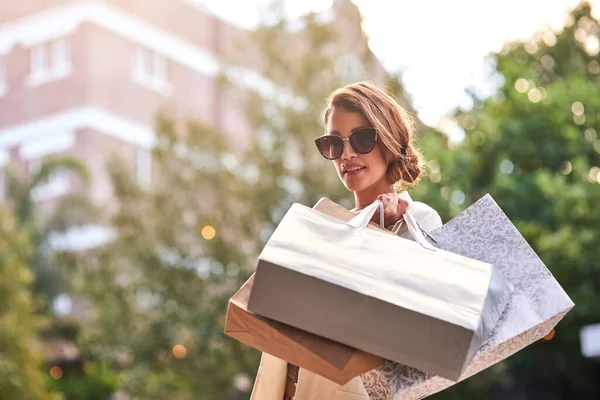 Ci staro 'da favola con queste. Girato di una giovane donna fuori a fare shopping in città. — Foto Stock