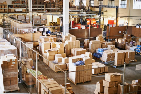 Logística de envío. Tiro del interior de un gran almacén de embalaje y distribución. — Foto de Stock
