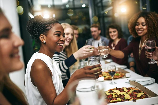 É tudo melhor quando o fazes com amigos. Foto recortada de um grupo de jovens amigos fazendo um jantar em um restaurante. — Fotografia de Stock