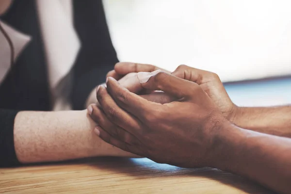 Kindess es un verbo. Recortado tiro de dos personas tomados de la mano en la comodidad. —  Fotos de Stock