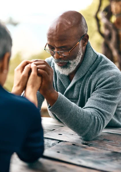 Parejas que rezan juntas, permanezcan juntas. Recorte de una pareja de ancianos rezando al aire libre. — Foto de Stock