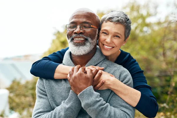 Il nostro amore è diventato più forte nel corso degli anni. Girato di una coppia anziana felice godendo di tempo di qualità al parco. — Foto Stock