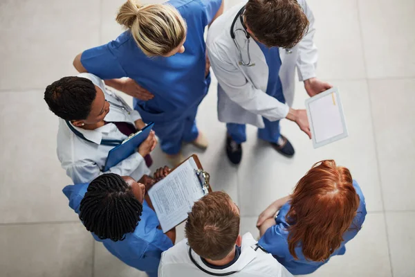 Monitorare la salute dei loro pazienti. Colpo ad angolo alto di un gruppo di medici che lavorano insieme in un ospedale. — Foto Stock