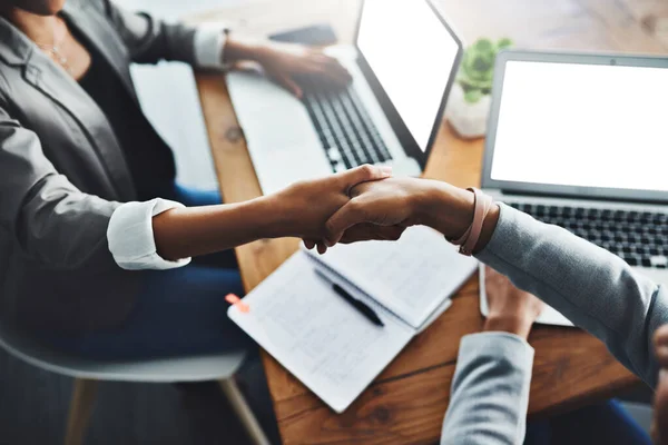 A parceria foi a melhor decisão. Tiro de ângulo alto de duas mulheres de negócios apertando mãos em um escritório. — Fotografia de Stock