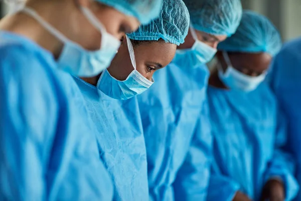 Focada na sala de operações. Tiro recortado de um grupo de cirurgiões realizando um procedimento médico em uma sala de cirurgia. — Fotografia de Stock