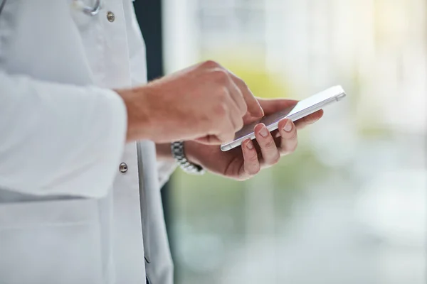 Het is de enige manier om patiënten op de hoogte te houden. close-up van een onherkenbare dokter die sms 't op zijn mobiele telefoon. — Stockfoto