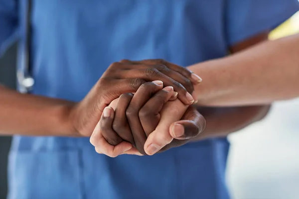 Nunca pierdas la esperanza. Primer plano de un médico que sostiene a un paciente de la mano con comodidad. —  Fotos de Stock