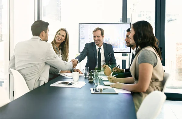 Ideeën aan het team presenteren. Shot van zakelijke ondernemers bijeenkomst in de bestuurskamer. — Stockfoto