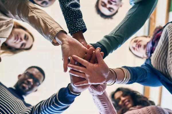 Há poder na unidade. Retrato de baixo ângulo de um grupo de jovens amigos. — Fotografia de Stock