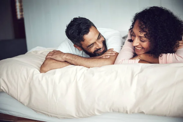 Качественное время укрепляет их связь. Снимок зрелой пары, отдыхающей вместе на кровати дома. — стоковое фото