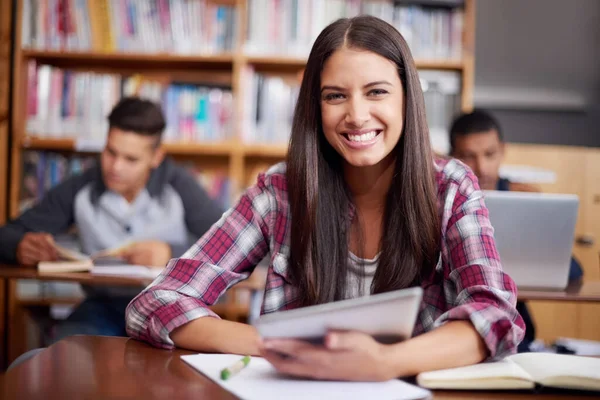 Ik weet niet hoe we voor de technologie hebben gestudeerd. Portret van een aantrekkelijke studente met haar digitale tablet tijdens de les. — Stockfoto