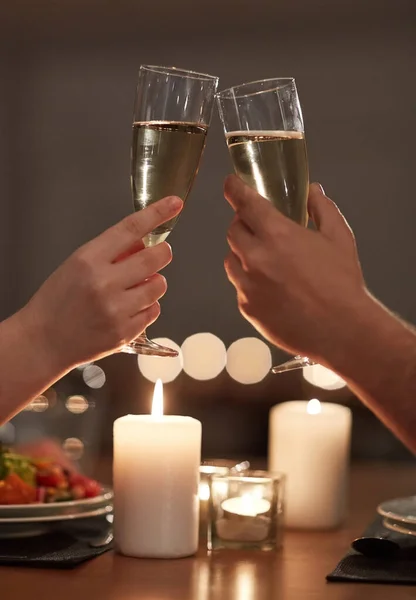 Heres till kärleken, sfärer till livet, sfärer till oss. Beskuren bild av ett par skålar under en romantisk middag. — Stockfoto