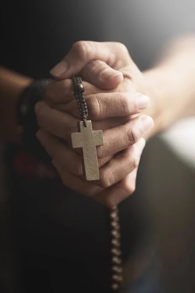 자신의 종교에 충실하다. 손을 꼭 쥐고 묵주를 들고 기도를 한다. — 스톡 사진