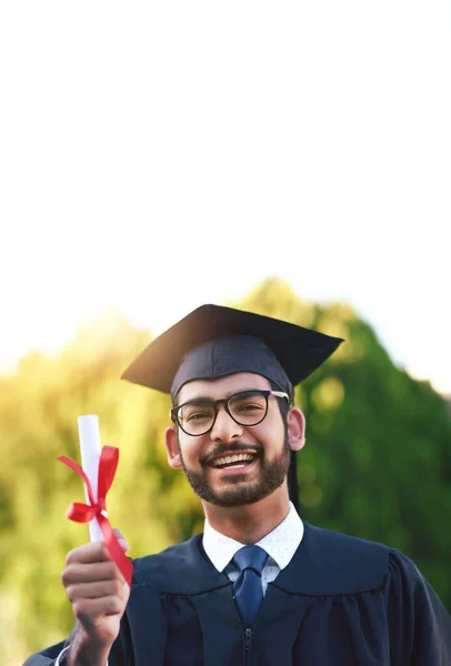 W końcu, w moich rękach. Portret studenta posiadającego dyplom w dniu ukończenia studiów. — Zdjęcie stockowe
