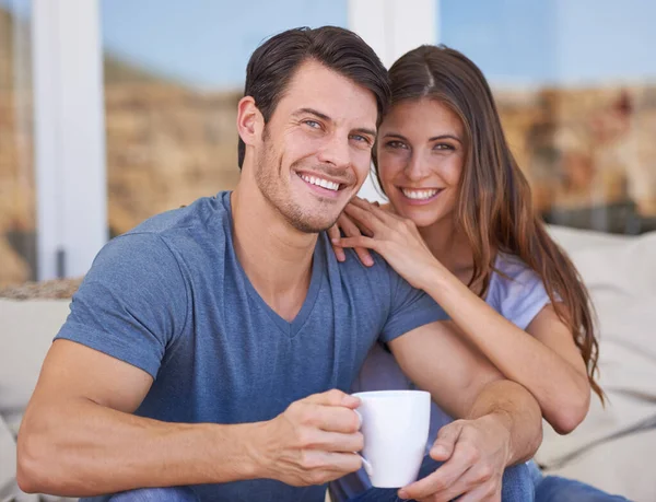 Completamente satisfeito. Tiro de um jovem casal afetuoso relaxando no pátio com café. — Fotografia de Stock