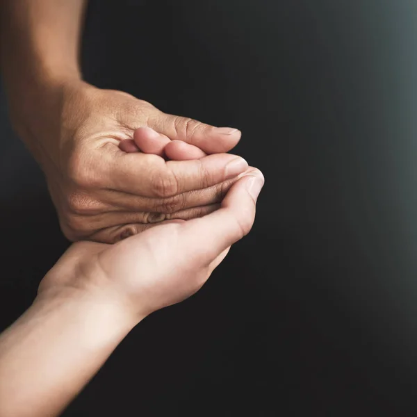 Liebe ist ein Verb. Schnappschuss von zwei Menschen, die sich in Bequemlichkeit an den Händen halten. — Stockfoto