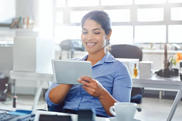 Technologie macht ihren Arbeitstag produktiver. Aufnahme einer jungen Geschäftsfrau mit einem digitalen Tablet bei der Arbeit. — Stockfoto