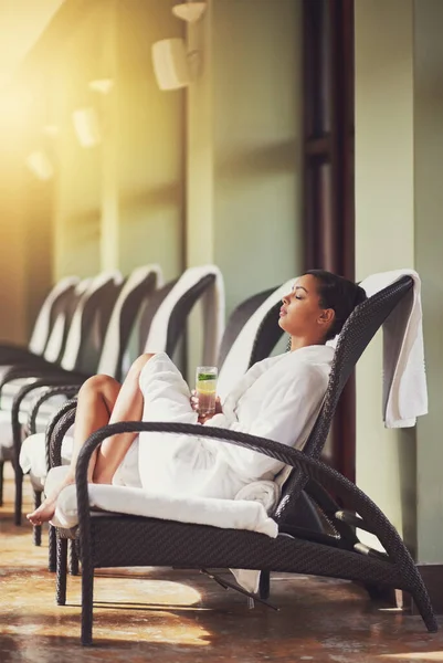 Aujourd'hui, c'est pour être choyé. Tournage d'une belle jeune femme au spa de beauté. — Photo