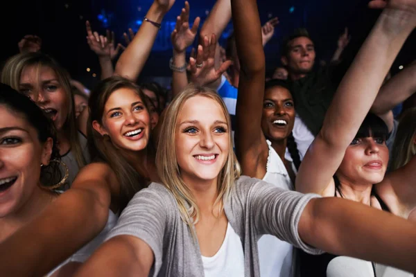 Fãs atraentes desfrutando de um concerto- Este concerto foi criado com o único propósito desta sessão de fotos, com 300 modelos e 3 bandas ao vivo. Todas as pessoas nesta sessão são modelo lançado — Fotografia de Stock