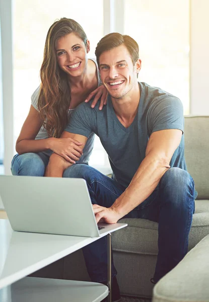 Estar juntos es lo más importante. Fotografía de una joven pareja usando un portátil en casa. —  Fotos de Stock