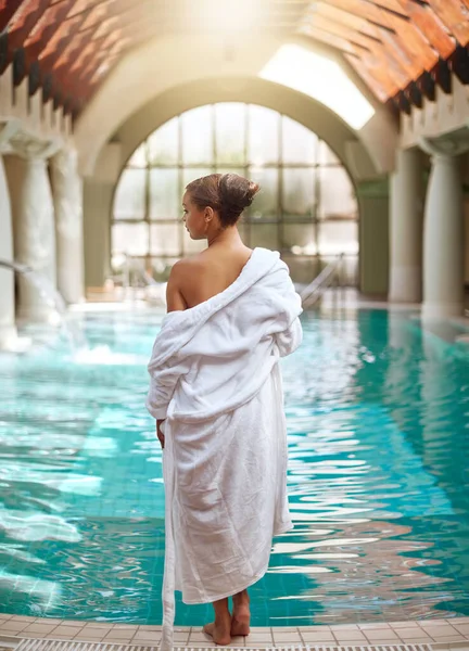 Idag är för att bli bortskämd. Skjuten av en vacker ung kvinna på skönhet spa. — Stockfoto