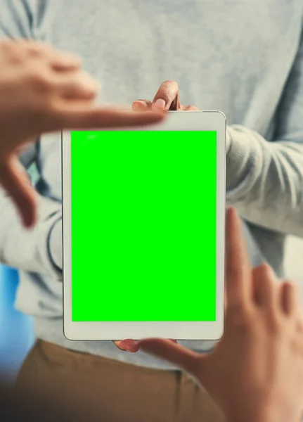 Foto esta.... Recorte tiro de dois empresários irreconhecíveis enquadrando um tablet digital com uma tela verde. — Fotografia de Stock