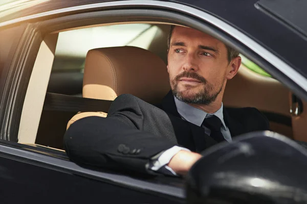 Erfolg in Bewegung. Schnappschuss eines Geschäftsmannes auf seinem morgendlichen Weg zur Arbeit. — Stockfoto