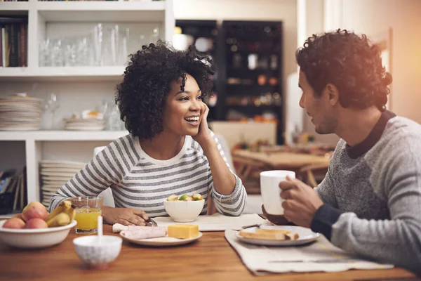 Profiter d'un petit déjeuner tranquillement ensemble. Tourné d'un couple prenant le petit déjeuner ensemble à la maison. — Photo