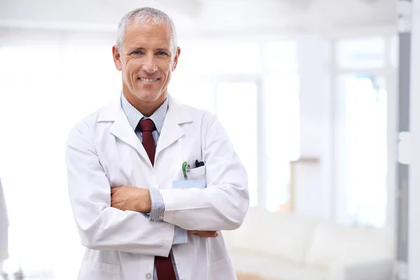 Tu salud es mi prioridad número uno. Retrato de un médico maduro de pie con los brazos cruzados. — Foto de Stock