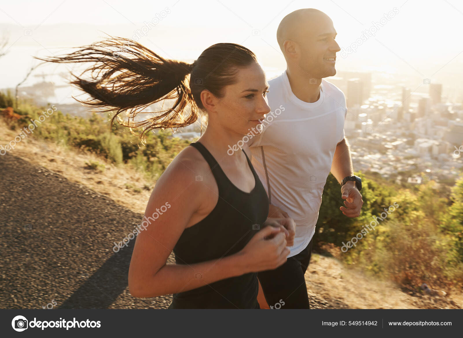 Caminando el uno al otro en su carrera. Un disparo de una joven pareja  corriendo juntos.: fotografía de stock ©  #549514942 |  Depositphotos