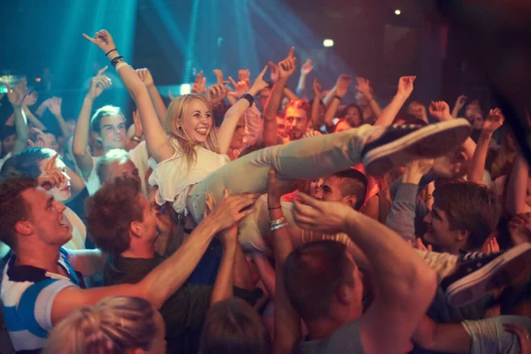 Eigenen die Nacht. Schnappschuss einer Frau beim Crowdsurfen auf einem Musikfestival. — Stockfoto