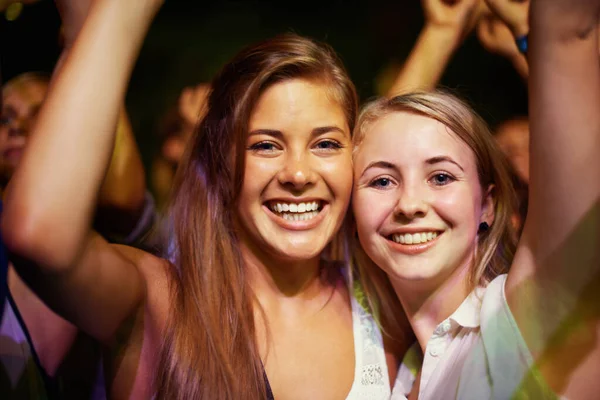 Estão a divertir-se. Meninas jovens em um público desfrutando de sua performance bandas favoritas. — Fotografia de Stock
