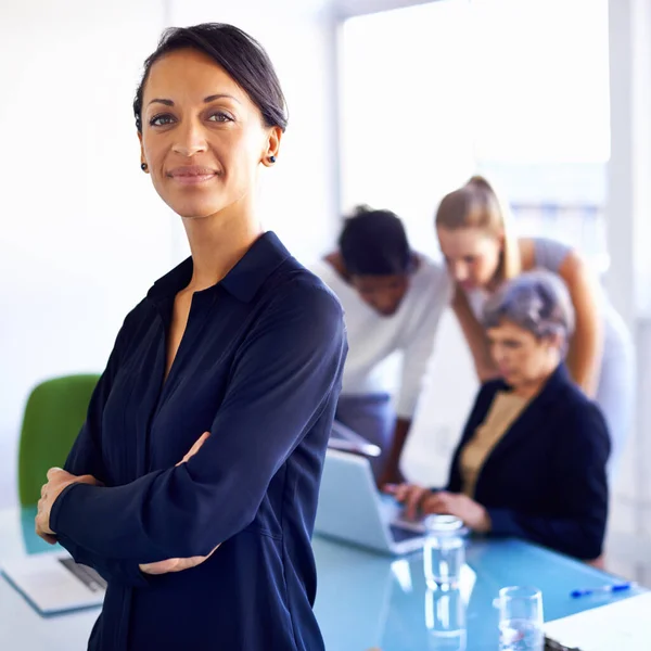 ฉันมีความมั่นใจในทีมของฉัน รูปภาพของนักธุรกิจหญิง ยืนอยู่หน้าเพื่อนร่วมงาน ระหว่างการประชุม . — ภาพถ่ายสต็อก