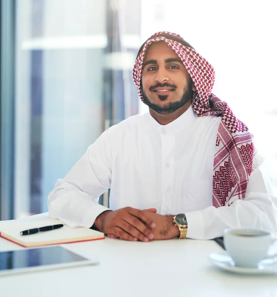 Hier hart zu arbeiten. Der Erfolg hängt davon ab. Porträt eines selbstbewussten jungen muslimischen Geschäftsmannes, der an seinem Schreibtisch in einem modernen Büro arbeitet. — Stockfoto