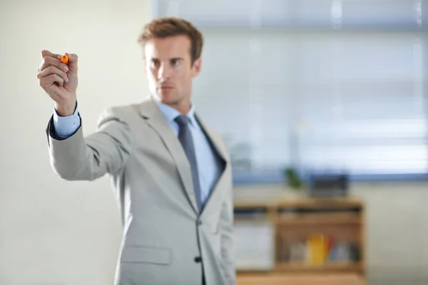 Zijn bedrijf aan het plannen. Gehakt schot van een knappe jonge zakenman schrijven met een marker. — Stockfoto