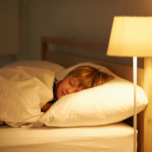 Siempre duerme en paz. Un disparo de un niño durmiendo en la cama. —  Fotos de Stock