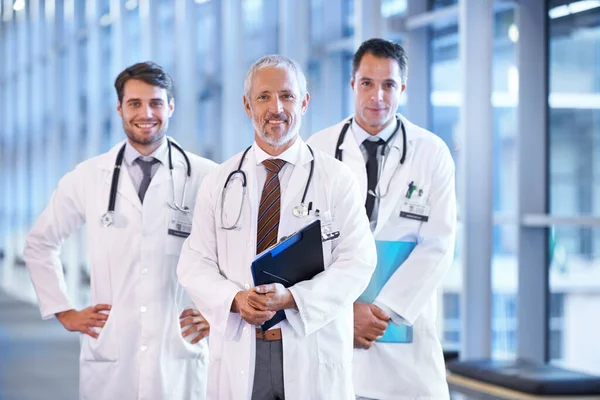 Das Team, dem Sie vertrauen können. Ein Ärzteteam steht auf dem Krankenhausflur. — Stockfoto