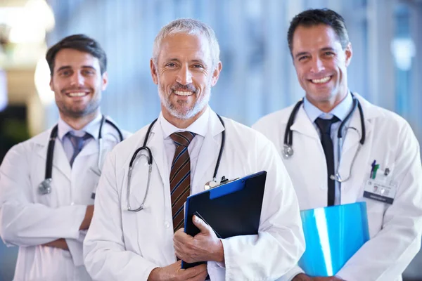 Eure alltäglichen Superhelden. Ein Ärzteteam steht auf dem Krankenhausflur. — Stockfoto