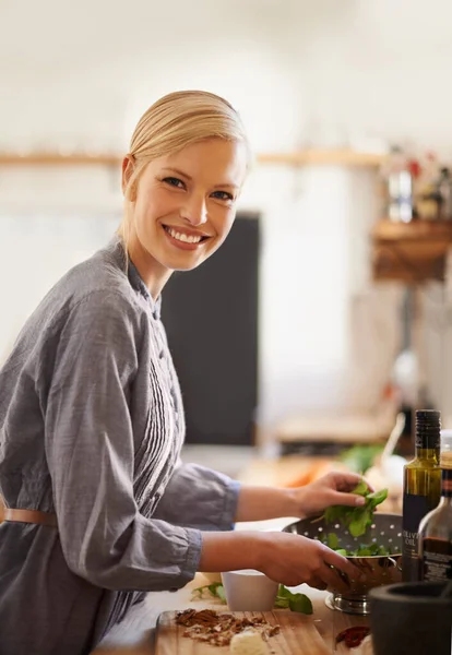 いつも明るいシェフ。魅力的な若い女性の肖像画彼女の素朴なキッチンで食べ物を準備. — ストック写真