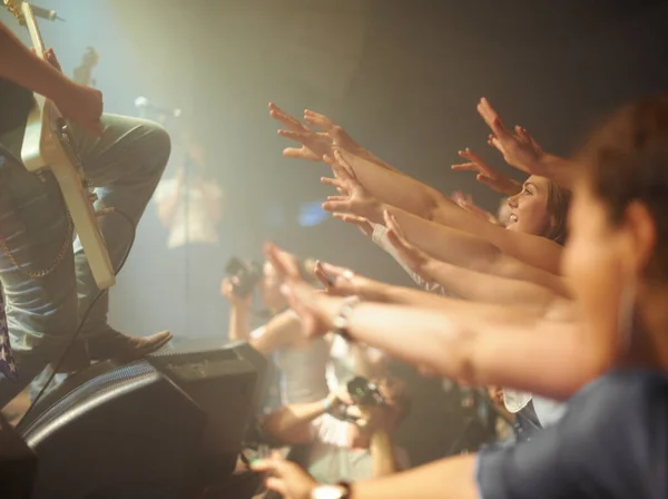 Beskuren bild av ett band på en musikscen. Denna konsert skapades enbart för detta foto fotografering, med 300 modeller och 3 levande band. Alla människor i denna fotografering är modell släppt. — Stockfoto