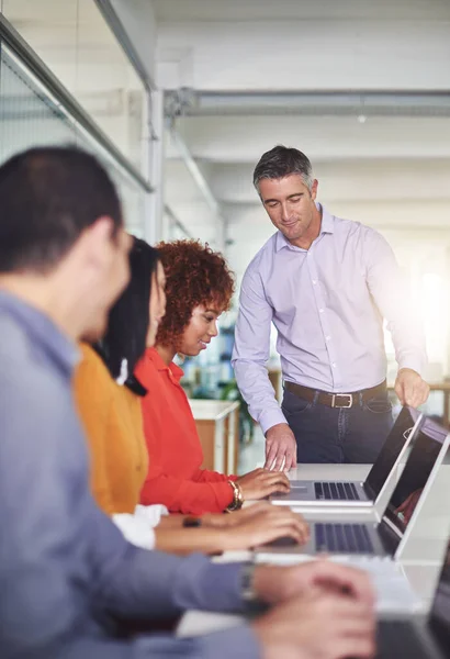 Lassen Sie mich Ihnen ein paar Hinweise geben. Schnappschuss eines Mannes, der seine Angestellten im Büro anspricht. — Stockfoto