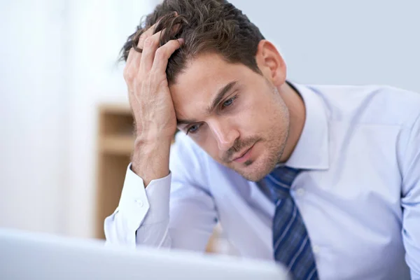 Amikor a munka már túl sok... egy fiatal üzletember, aki frusztráltnak tűnik az irodában.. — Stock Fotó
